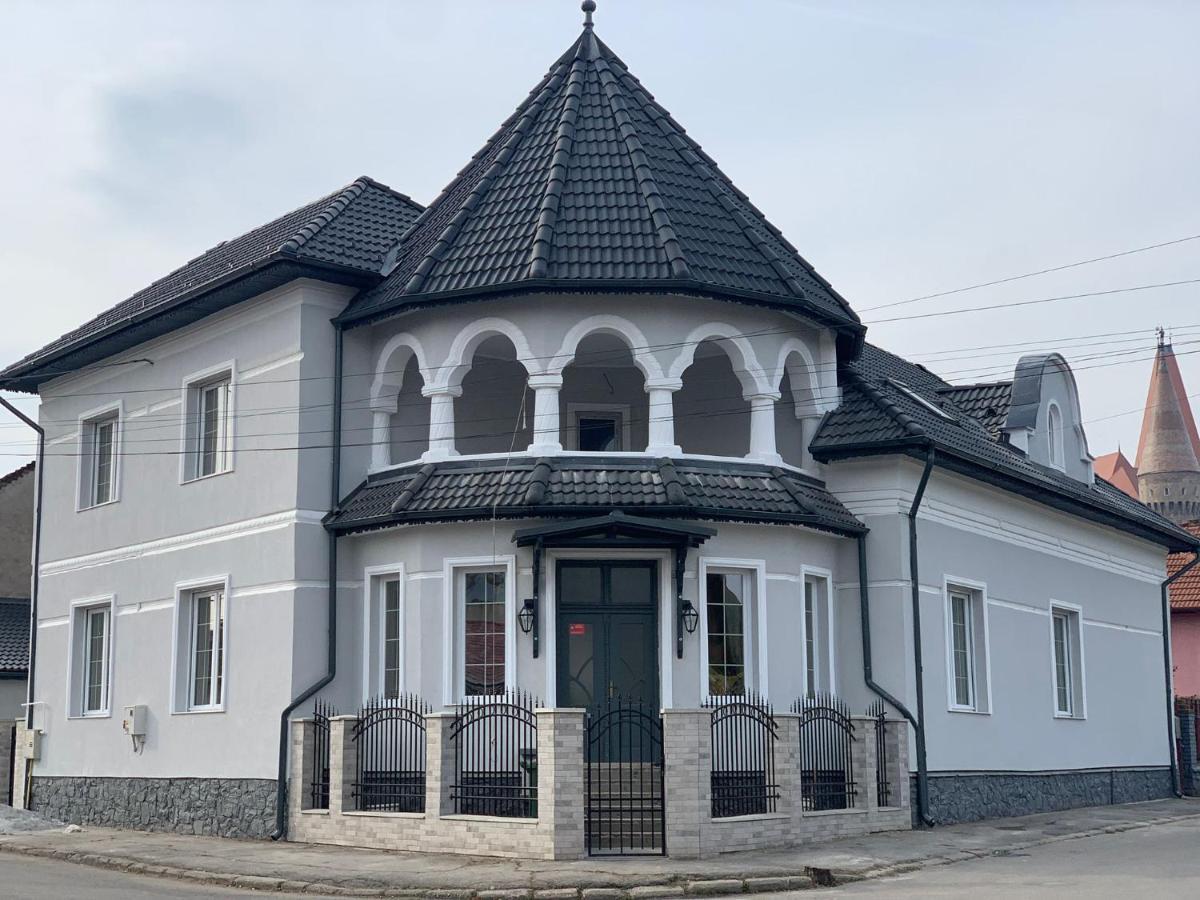 The Corner House Appartement Hunedoara Buitenkant foto