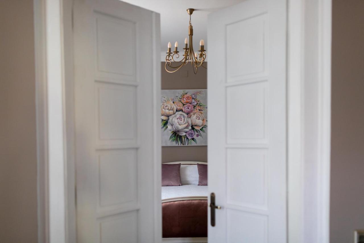 The Corner House Appartement Hunedoara Buitenkant foto